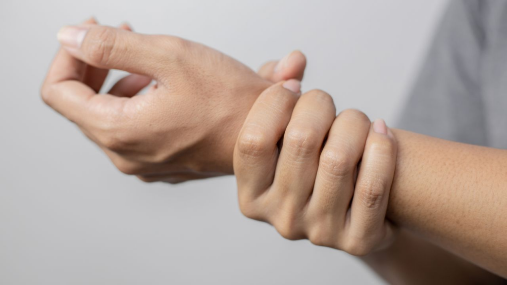 Penyebab Tangan & Kaki Sering Kebas Secara Medis & Kebiasaan Sehari-hari